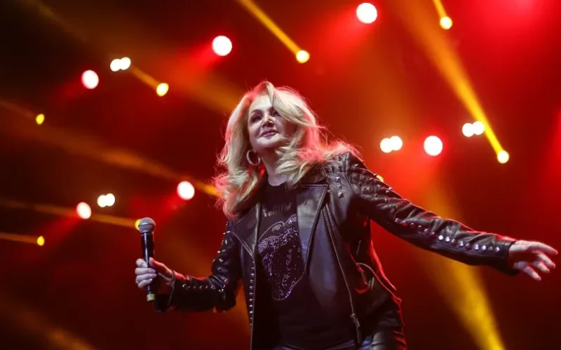 bonnie-tyler-em-apresentacao-no-brasil-1667942850542_v2_900x506.jpg.webp